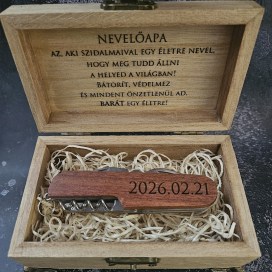 oromapa-neveloapa-bicska-zsebkes-gravirozott-fa-ajandek-eskuvo-koszontoajandek-svajcibicska