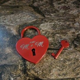 sziv-lakat-szerelem-piros-gravirozott-nevekkel-datum-eskuvo-eljegyzes-valentin-evfordulo