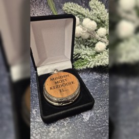 zsebora, fa elolapu zsebora, szülőköszöntő, örömapa ajandék, tanú ajándék, férfi ajándék, egyedi, gravírozott, vintage ajándék, retro ajándék, esküvőre, esküvői ajándék ötlet