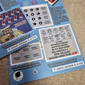 VILÁGUTAZÓ valósághű egyedi kaparós sorsjegy ajándék főleg utazási ajándék átadásara, személyre szabható egyedi üzenettel. Minden korosztálynak tökéletes.