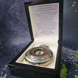 Örömapa nagyszülőköszöntő és férfi tanúfelkérő meghívó egyedi különleges ajándék esküvőre | limited edition fa betetes zsebora, mechanikus zsebóra, elem nélküli zsebóra, felhúzhatós zsebóra