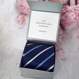 Örömapa szülőköszöntő nagyszülő köszöntő és férfi tanúfelkérő meghívó egyedi különleges ajándék esküvőre |  csíkos nyakkendő díszdobozban