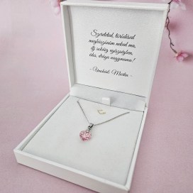 Örömanya szülőköszöntő női tanú és koszorúslány felkérő meghívó egyedi különleges ajándék ékszer esküvőre | Swarovski szív medálos nyaklánc díszdobozban egyedi üzenettel fehér dobozban
