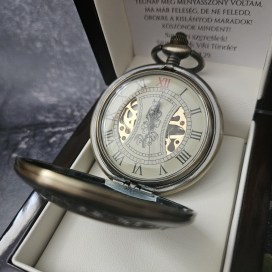 Örömapa nagyszülőköszöntő és férfi tanúfelkérő meghívó egyedi különleges ajándék esküvőre | limited edition fa betetes zsebora, mechanikus zsebóra, elem nélküli zsebóra, felhúzhatós zsebóra