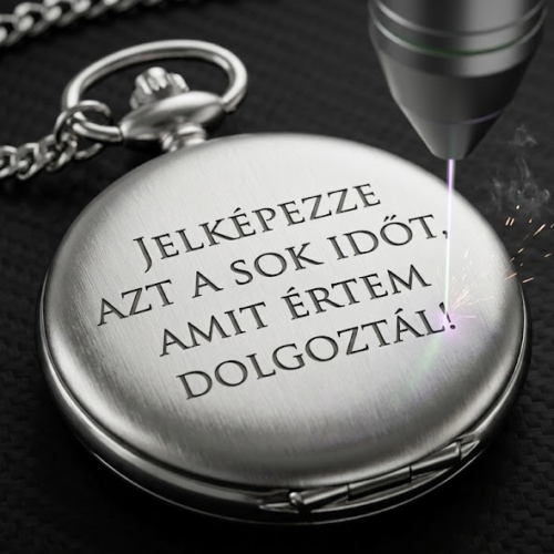 Hogyan lesz egyedi, személyre szabott az ajándék? – Ezüst színű örömapa zsebóra lézergravírozása egyedi szöveggel.