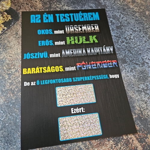 Férfi szuperhős típusú egyedi kaparós sorsjegy két darab hologramos lekaparható felülettel és modern képregényes férfi szuperhősös grafikával – kreatív esküvői tanú felkérő ajándék