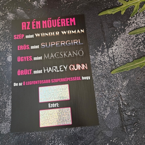 Női szuperhős típusú egyedi kaparós sorsjegy két darab hologramos lekaparható felülettel és modern nőies szuperhősös grafikával – kreatív koszorúslány felkérő ajándék