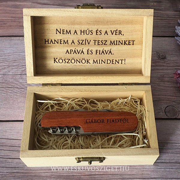 oromapa-bicska-zsebkes-gravirozott-fa-ajandek-eskuvo-koszontoajandek-svajcibicska