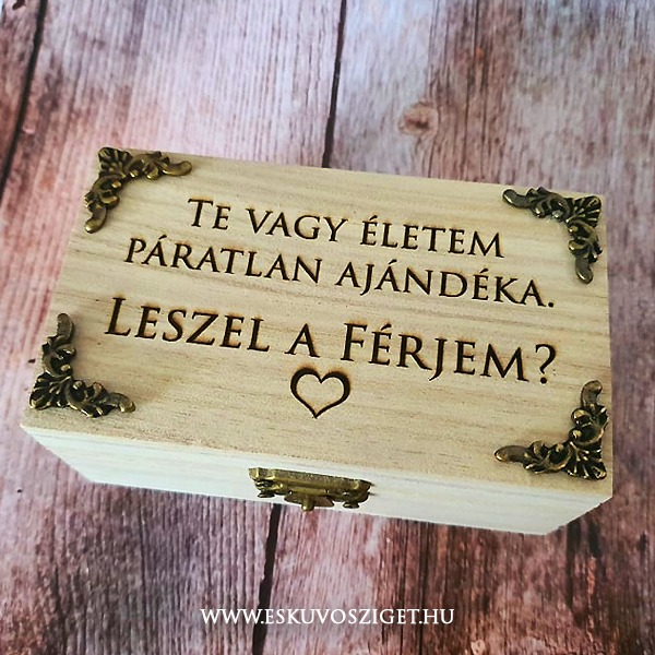 oromapa-bicska-zsebkes-gravirozott-fa-ajandek-eskuvo-koszontoajandek-svajcibicska