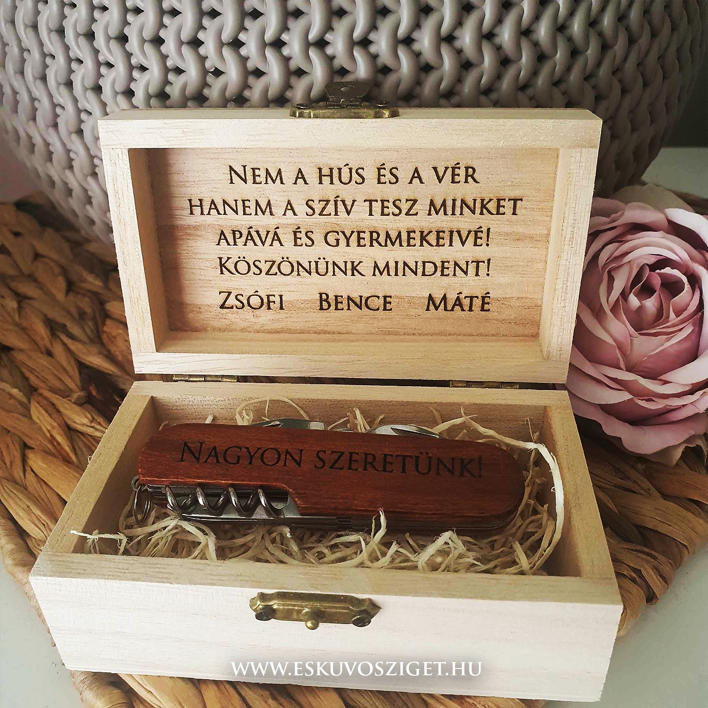 oromapa-bicska-zsebkes-gravirozott-fa-ajandek-eskuvo-koszontoajandek-svajcibicska