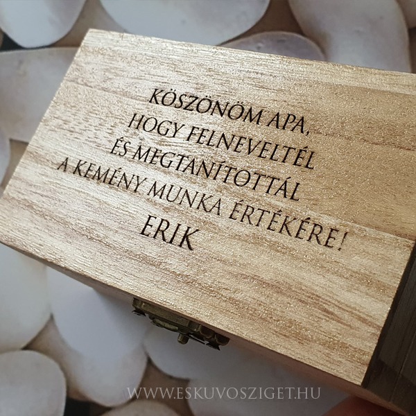 oromapa-bicska-zsebkes-gravirozott-fa-ajandek-eskuvo-koszontoajandek-svajcibicska