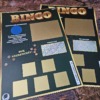 Bingo típusú kétoldalas perforált egyedi kaparós sorsjegy nyerőszám mezővel és választható extra lekaparható körökkel – kreatív meglepetés utazás ajándék