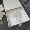 Dupla rétegű virág formájú bross kitűző strasszokkal egyedileg feliratozható fiókos díszdobozban
