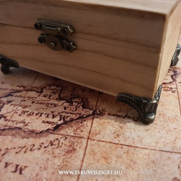 oromapa-bicska-zsebkes-gravirozott-fa-ajandek-eskuvo-koszontoajandek-svajcibicska