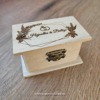 Elegáns natúr fa gyűrűtartó dobozka egyedi gravírozott tetővel és puha juta béléssel az esküvői karikagyűrűknek – rusztikus és vintage esküvői szertartás kellék