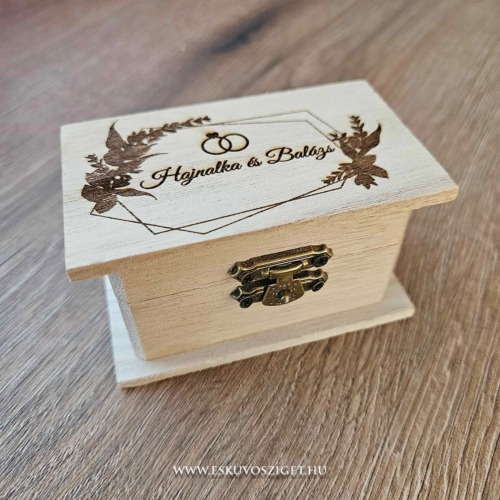 Elegáns natúr fa gyűrűtartó dobozka egyedi gravírozott tetővel és puha juta béléssel az esküvői karikagyűrűknek – rusztikus és vintage esküvői szertartás kellék