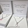 Örömanya szülőköszöntő női tanú és koszorúslány felkérő meghívó egyedi különleges ajándék ékszer esküvőre | Swarovski szív medálos nyaklánc díszdobozban egyedi üzenettel fehér dobozban