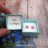 Világoskék mini ajándékdoboz egyedileg feliratozható belső fedéllel és 8 mm-es Preciosa kristály fülbevalóval