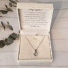 Örömanya szülőköszöntő női tanú és koszorúslány felkérő meghívó egyedi különleges ajándék ékszer esküvőre | Swarovski szív medálos nyaklánc díszdobozban egyedi üzenettel fehér dobozban