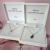 Örömanya szülőköszöntő női tanú és koszorúslány felkérő meghívó egyedi különleges ajándék ékszer esküvőre | Swarovski szív medálos nyaklánc díszdobozban egyedi üzenettel fehér dobozban