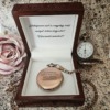Szálcsiszolt gravírozható antik rose gold fém zsebóra feliratos prémium fa lakkozott díszdobozban – egyedi ajándék örömapának, tanúnak, nagyszülőnek születésnapra vagy búcsúztatóra
