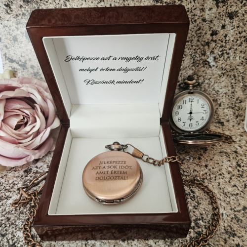 Szálcsiszolt gravírozható antik rose gold fém zsebóra feliratos prémium fa lakkozott díszdobozban – egyedi ajándék örömapának, tanúnak, nagyszülőnek születésnapra vagy búcsúztatóra