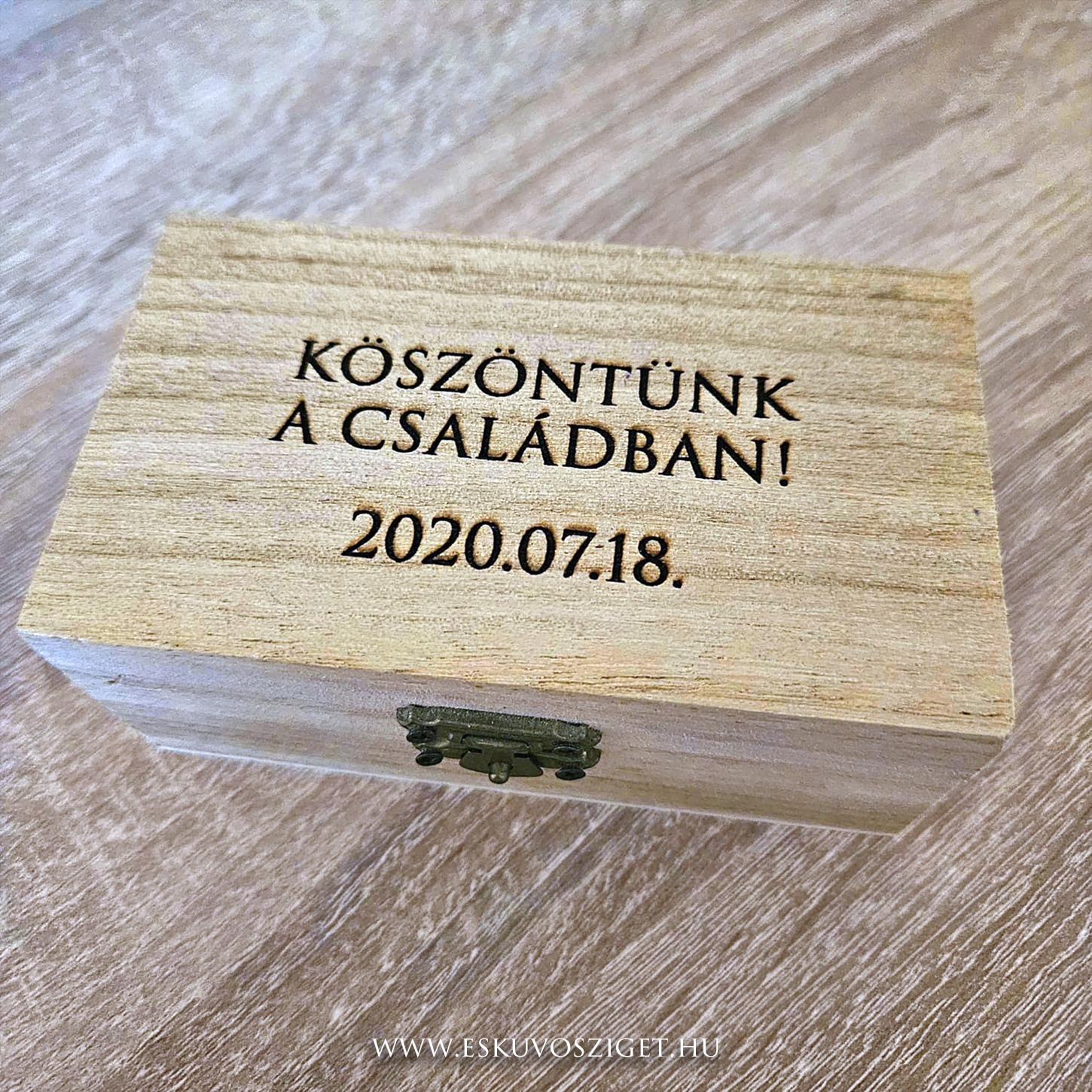 oromapa-bicska-zsebkes-gravirozott-fa-ajandek-eskuvo-koszontoajandek-svajcibicska