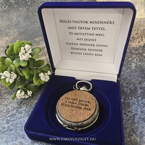 Speciális fa előlapú gravírozható férfi zsebóra óralánccal egyedileg feliratozott bársony díszdobozban – egyedi szülőköszöntő ajándék örömapának, tanúnak vagy nagyszülőnek