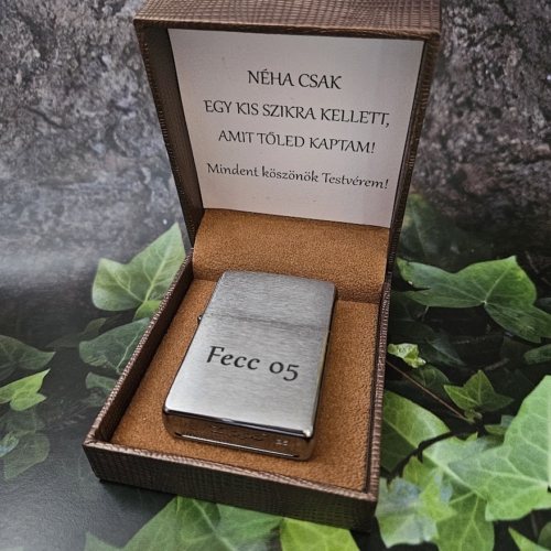 Eredeti Zippo öngyújtó gravírozva, egyedi ajaándék dohányzó cigiző férfinak, ajándék ötlet. Díszdobozban örömapa tanú ajándék